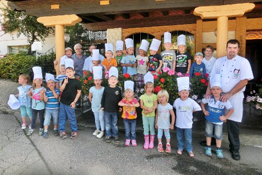 Für das Gruppenfoto posierten die Kinder mit Kochmützen. Foto: Kindergarten Foto: Schwarzwälder-Bote