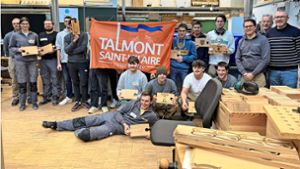 Französische Schreiner-Lehrlinge waren 2023 zu Gast in Althengstett. Sie  informierten sich über das Berufsschulsystem in Deutschland und  bearbeiteten gemeinsam Holz zu Puzzleteilen. Foto: Hener