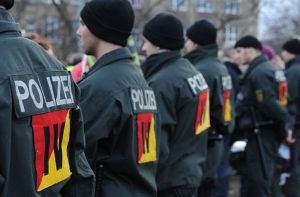 Gewalttaten gegen Polizisten nehmen zu und die Beamten sehen sich von der Regierung alleine gelassen, meint der baden-württembergische Landesvorsitzende der Deutschen Polizeigewerkschaft J. Lautensack. (Symbolfoto) Foto: dpa