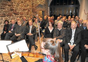 Die Festgäste bei der 55-Jahr-Feier mit der ersten Geigerin Anja Schork im Vordergrund. Foto: Maier