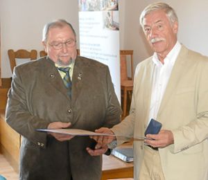 Georg Wiest überreicht Heinz Staiger die goldene Verdienstnadel des VdK.  Foto: VdK Foto: Schwarzwälder-Bote