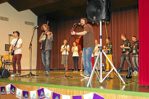 Die dreiköpfige Band Cuckoo spielte und sang ihren letzten Song  in der Festhalle zusammen mit der Irlandklasse der Villingendorfer Werkrealschule. Foto: Remisch Foto: Schwarzwälder-Bote