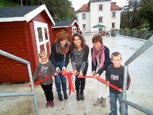 Lea Hoffmann, Annegret Kömpf-Kröner und Katrin Zauner (von links) gaben den neu gestalteten Schulhof frei. Foto: Stocker Foto: Schwarzwälder-Bote