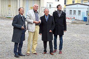 Gerhard Aden (zweiter von links) begutachtet die Sanierung in  der Talstadt.  Foto: Stadt Oberndorf Foto: Schwarzwälder-Bote