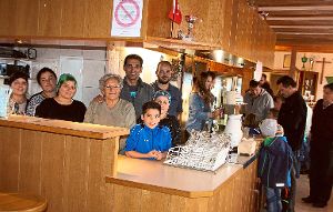 Vorsitzender Mustafa Nohutcu (hinten links) mit dem Küchenteam beim Türkischen Tag im Sportheim des SV Winzeln.  Foto: Trik Foto: Schwarzwälder-Bote