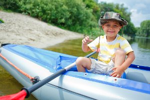 Kinder paddeln gerne – warum eigentlich nicht auf der Brigach in Villingen?  Foto: Max Topchii/ Shutterstock