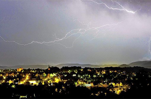 Über Kirchentellinsfurt im Landkreis Tübingen zerteilen Blitze die Nacht. Foto: Grohe