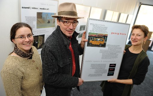 Agnes Maier, Georg Klein und Monika Golla checken die Ausstellung über die Künstler des Medienkunstpreises. Heute um 19 Uhr ist Eröffnung. Foto: Hopp Foto: Schwarzwälder-Bote
