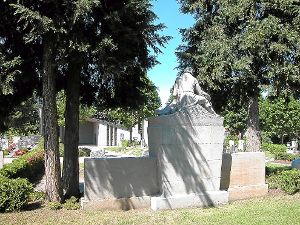 Neben das Kriegerdenkmal soll die Vereinsstele auf dem Bösinger Friedhof platziert werden.. Foto: Pfannes Foto: Schwarzwälder-Bote