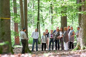 Eine Besuchergruppe schaut sich den Friedwald auf Schenkenzeller Gemarkung an. Foto: Friedwald Foto: Schwarzwälder-Bote