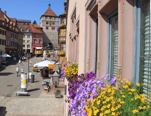 Außer Konkurrenz: Das Alte Rathaus mit seiner bunten Blützenzierde ist ein Blickfang.  Foto: Stadt Foto: Schwarzwälder-Bote