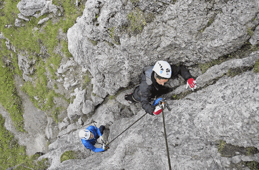 Immer an der Wand lang und schön nach oben schauen - dann macht Klettern auch Anfängerinnen viel mehr Spaß als Angst. Foto: Thomas Rabl