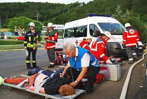 Die Verletzten waren vom Roten Kreuz zu versorgen, das gut mit der Feuerwehr zusammenarbeitete. Foto: Born Foto: Schwarzwälder-Bote