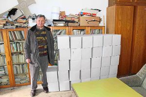 Pfarrer Peter Kubalak freut sich über die Lebensmittelpakete aus Rosenfeld. Foto: Fuoss Foto: Schwarzwälder-Bote