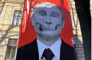 Mit dem Plakat soll gegen Russlands Angriffskrieg protestiert und Solidarität mit der Ukraine bekundet werden. Foto: dpa/Alexander Welscher