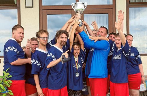 Die Inklusionsmannschaft der Lebenshilfe reckt 2022 den in Vollmaringen errungenen Pokal in die Höhe. Foto: Priestersbach
