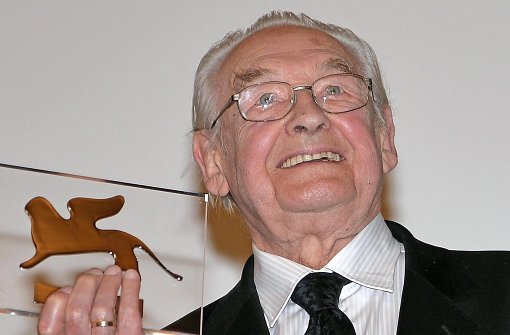 Andrzej Wajda (1926-2016) mit dem Goldenen Löwen für sein Lebenswerk im Jahr 2013 beim Filmfestival von Venedig Foto: dpa