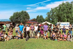 Bei der Siegerehrung des Sommerturniers des  Hundesportvereins  Flying Dogs  freuten sich die erfolgreichen Teilnehmer über ihre Platzierung,  die Pokale und Sachpreise.  Foto: Wolf Foto: Schwarzwälder-Bote