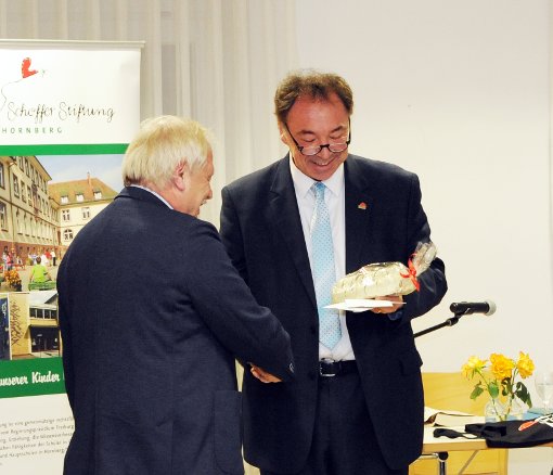 Gutachs Bürgermeister Siegfried Eckert bedankte sich mit dem neu kreierten Schwarzwälder Stollen. Foto: Gräff