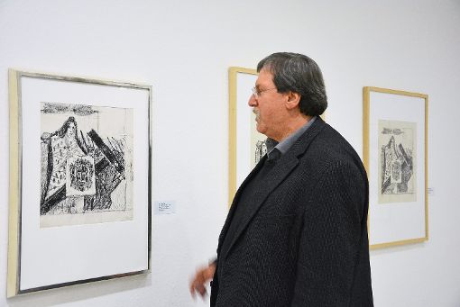 Galerieleiter Wendelin Renn schaut sich die Lithographie von Otto Dix an. Foto: Simon Foto: Schwarzwälder-Bote