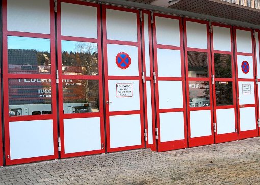 Wenn sich die Türen des Feuerwehrhauses zu Fehlalarmen öffnen, drohen den Urhebern höhere Kosten. Foto: Schlenker