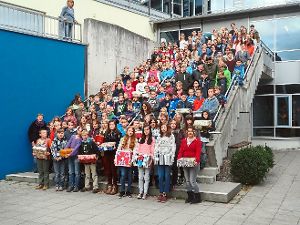 Aufstellen zum Gruppenbild: Präsentation der Päckchen vor dem Schulhaus.  Foto: Privat Foto: Schwarzwälder-Bote