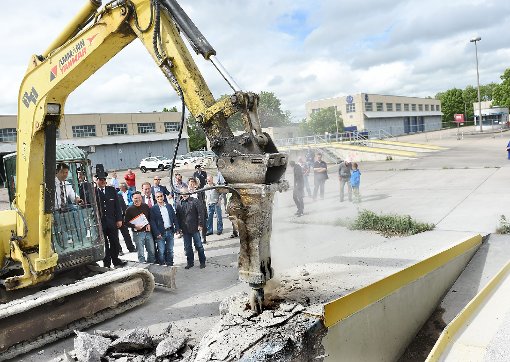 Mit den symbolischen Schlägen eines Baggermeißels hat am Montag auf dem Kasernengelände der Bau des Feuerwehrzentrums Horb begonnen.  Foto: Hopp