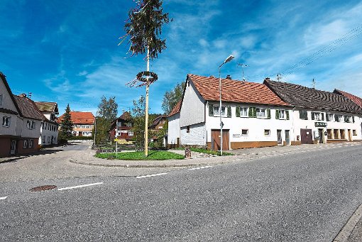 Früher hatte Tumlingen eine Gerichtslinde. Daran erinnern der Dorfplatz (Maibaum) und das nahe gelegene Gasthaus Linde (rechts im Bild). Fotos: Maier Foto: Schwarzwälder-Bote