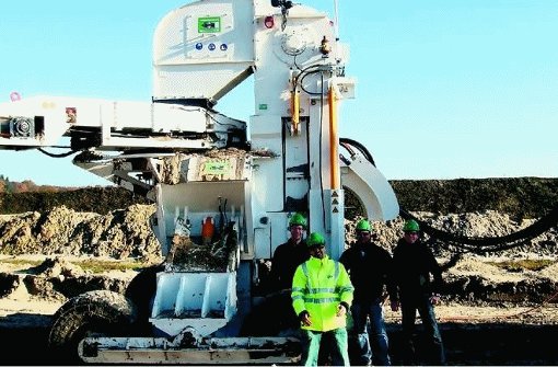 Manchmal sieht der Konstrukteur Michael Schmid (links) die Maschinen im Einsatz, an denen er mit-konstruiert hat, wie hier eine Maschine zum Verlegen von Gas-Pipelines in Holland.  Foto: Herrenknecht