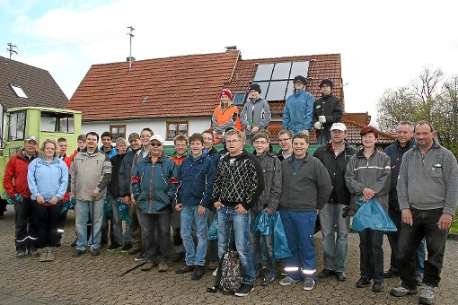 Haben in Bochingen fleißig angepackt: die 35 Freiwilligen, die sich an der Aktion Saubere Landschaft beteiligten.  Foto: Roth Foto: Schwarzwälder-Bote