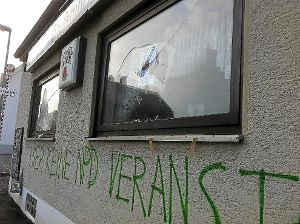 Zwei eingeworfene Scheiben an der Vorderfront, grüne Parolen gegen Rechts: Der materielle Schaden ist groß.  Foto: Ungureanu