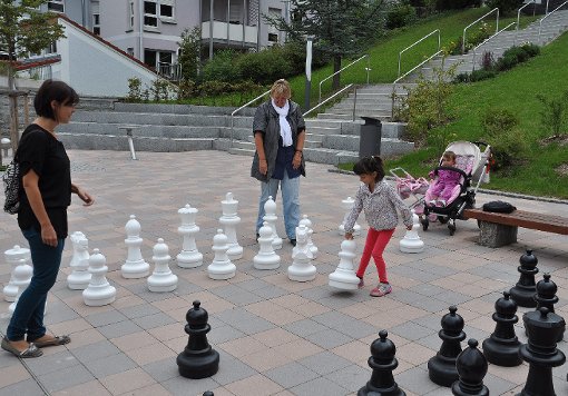 Eine Bereicherung für den Rathausplatz bildet das Schachspiel. Heute,  Mittwoch, kann beim Kinderferienprogramm jeder Interessierte die Grundregeln des königlichen Spiels erlernen. Foto: Kaletta Foto: Schwarzwälder-Bote