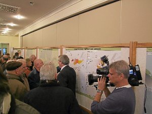 Entwürfe des geplanten Millionen-Projekts auf der Schweizer Wiese in Bad Herrenalb: Bei der ersten Info-Veranstaltung im Kurhaus war auch ein SWR-Fernsehteam vor Ort. Foto: Kugel