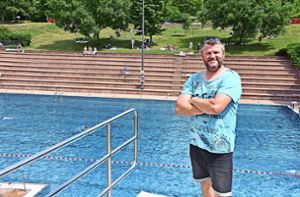 Schwimmmeister Bob Jones freut sich, dass sich die Besucher im Terrassenbad ungestört erholen können. Foto: Piskadlo