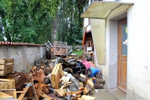Das Haus an der Starzel in Wellendingen hat es besonders schlimm erwischt: Die Fluten haben viel kaputt gemacht.  Foto: Schickle Foto: Schwarzwälder-Bote