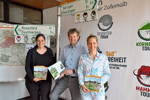 Präsentieren die neue Radweg-Broschüre und die Wegbeschilderung (von links): Jasmin Erath von der Zollernalb-Touristinfo, Landrat Günther-Martin Pauli und WFG-Chefin Silke Schwenk.  Foto: Ungureanu