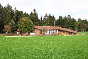 Das undichte Dach des Schulhauses Aichelberg soll   saniert werden.                    Foto: Helbig Foto: Schwarzwälder-Bote
