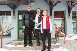 Bürgermeister Roth bedankt sich bei Franz-Albert und Barbara Höfler für ihren jahrzehntelangen Einsatz in der Kronenapotheke in Tuningen.  Foto: Bieberstein Foto: Schwarzwälder-Bote