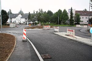 Der Kreisverkehr an der Niedereschacher Straße ist fest fertig, am 5. August wird die Ampelschaltung aufgehoben. Der Endbelag wird am 26. August aufgebracht.  Foto: Preuß Foto: Schwarzwälder-Bote