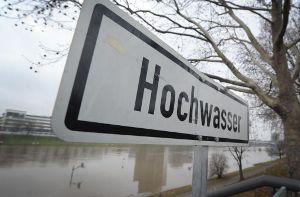 Achtung, Hochwasser: An allen Flüssen in Baden-Württemberg steigen die Pegel. Foto: dpa