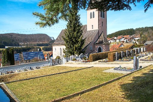 Soll künftig auch Rasengräber für Urnen bekommen: Der idyllisch gelegene Friedhof in Hörschwag.  Foto: Rapthel-Kieser Foto: Schwarzwälder-Bote
