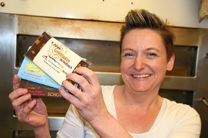 Christine Isermann-Maier in der Backstube.  Hier schöpft sie die  Schiltach-Schokolade  von Hand.  Foto: Rath Foto: Schwarzwälder-Bote