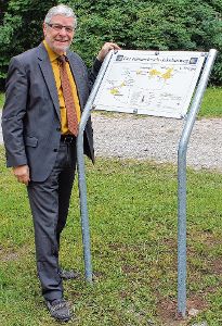 Bürgermeister Knapp freut sich über die neue Infotafel beim Römerbad.  Foto: privat Foto: Schwarzwälder-Bote
