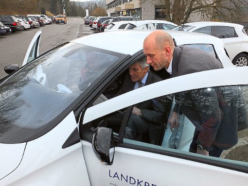 Landrat Helmut Riegger wird in eines der neuen Elektro-Autos aus dem Fuhrpark des Landratsamtes eingeführt. Anschließend unternahm er gleich eine Probefahrt. Foto: Stocker
