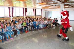 Große Begeisterung herrscht bei den Kindern der Außenstelle der Grundschule Göschweiler beim Besuch der Fußballschule des Sportclubs Freiburg mit dem SC-Füchsle.  Foto: Bächle Foto: Schwarzwälder-Bote