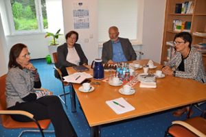 Klinikverantwortliche diskutieren mit Saskia Esken (rechts) das Unterbringungsproblem der Begleitkinder an den örtlichen Schulen in Schömberg.  Foto: Kunert Foto: Schwarzwälder-Bote