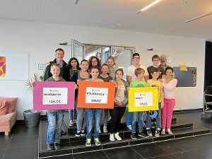 Die erfolgreichen Schüler mit Bürgermeister Klaas Klaassen (hinten, links) und Rektor Hans Schmidt (hinten, rechts)  Foto: Laufer Foto: Schwarzwälder-Bote