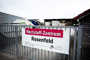 Eng geht es zu im Rosenfelder Wertstoffzentrum in der Siemensstraße. Es soll daher ebenso erweitert werden wie das in Bisingen, Winterlingen und Burladingen.  Foto: Maier Foto: Schwarzwälder-Bote