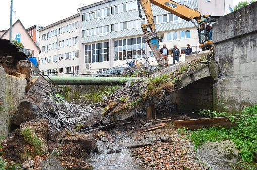 Die Hechinger Ochsenbrücke über den Reichenbach  ist gestern abgerissen worden.  Foto: Jauch
