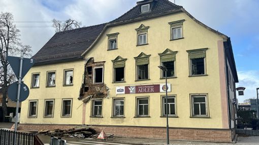 Der „Adler“ am Tag nach dem verheerenden Brand. Ob das Gebäude noch zu retten ist, ist ungeklärt. Die Polizei ermittelt derzeit die Ursache des Feuers. Foto:  